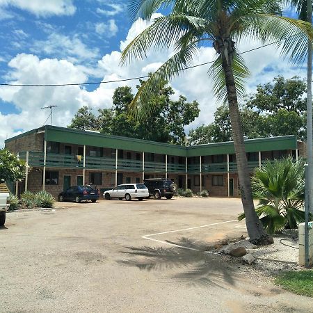 Palm Court Backpackers Hostel Katherine Bagian luar foto