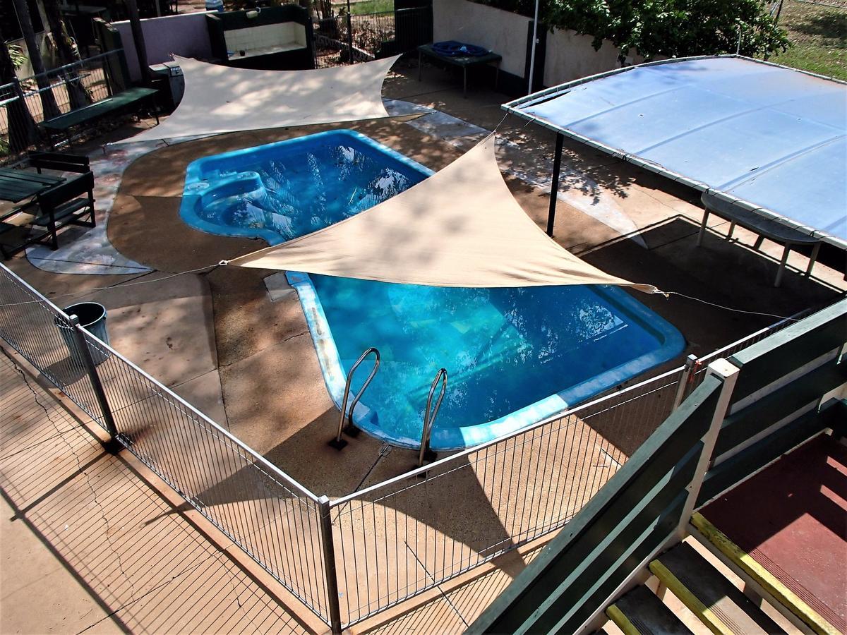 Palm Court Backpackers Hostel Katherine Bagian luar foto