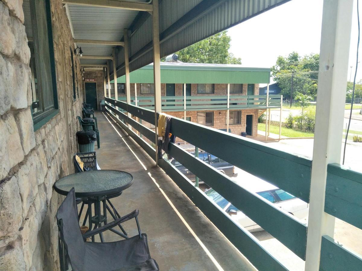 Palm Court Backpackers Hostel Katherine Bagian luar foto