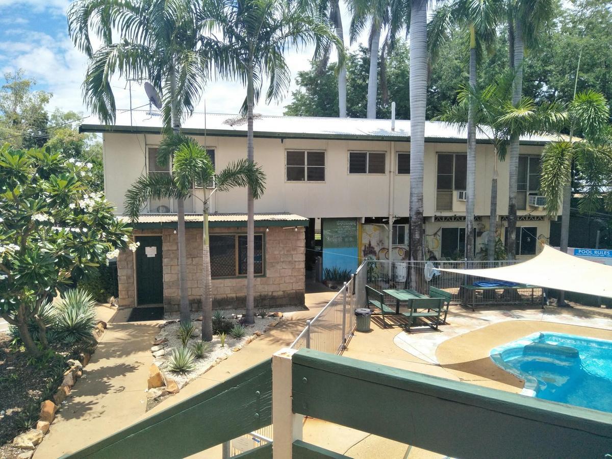 Palm Court Backpackers Hostel Katherine Bagian luar foto
