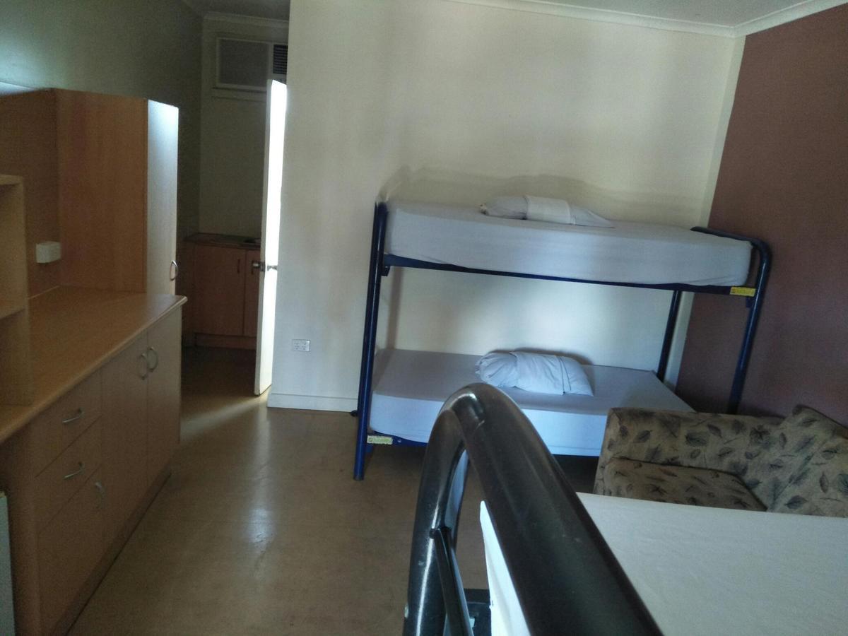 Palm Court Backpackers Hostel Katherine Bagian luar foto