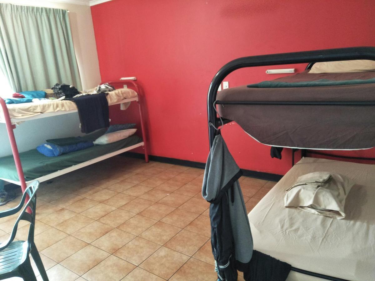 Palm Court Backpackers Hostel Katherine Bagian luar foto