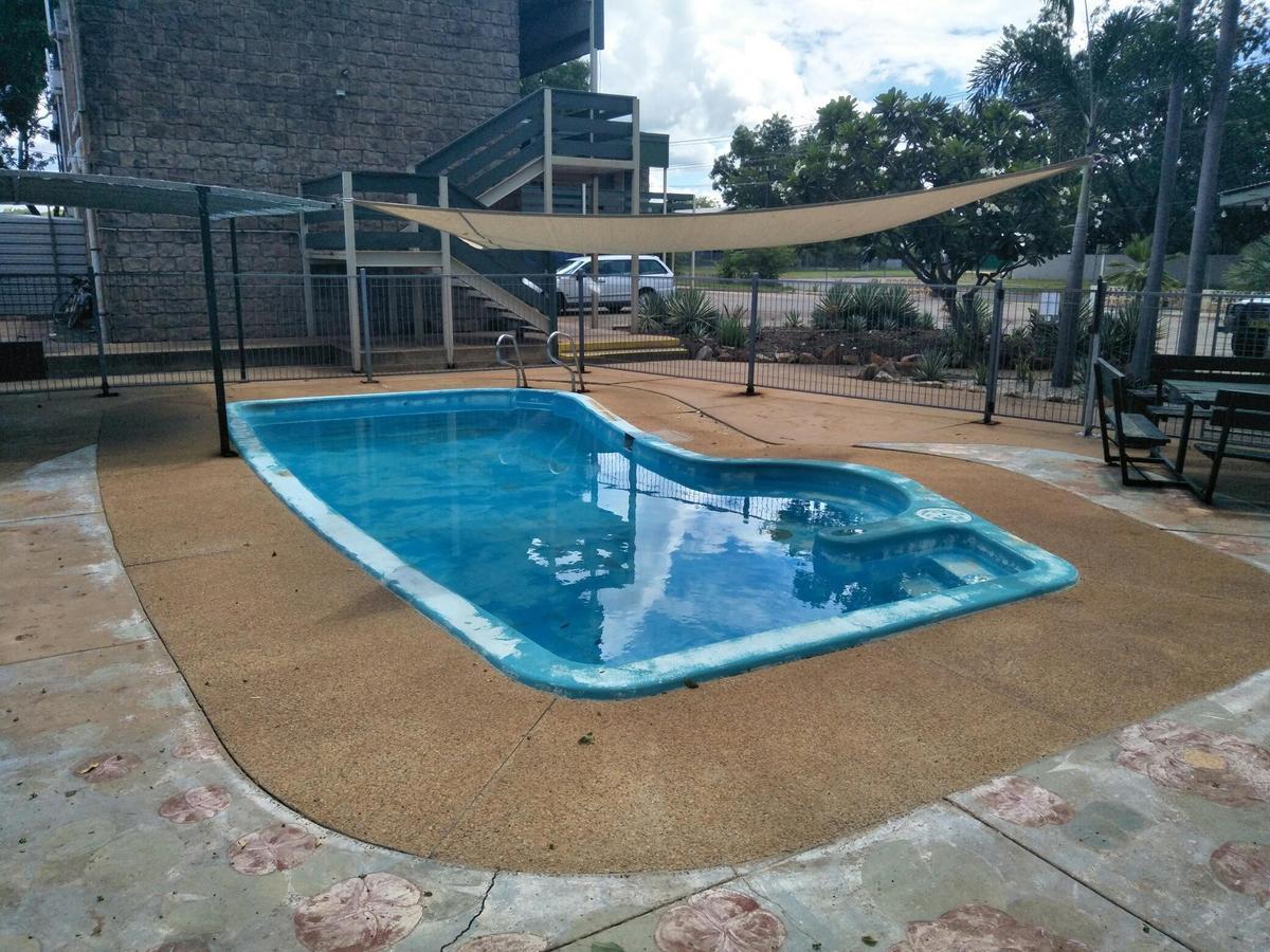 Palm Court Backpackers Hostel Katherine Bagian luar foto