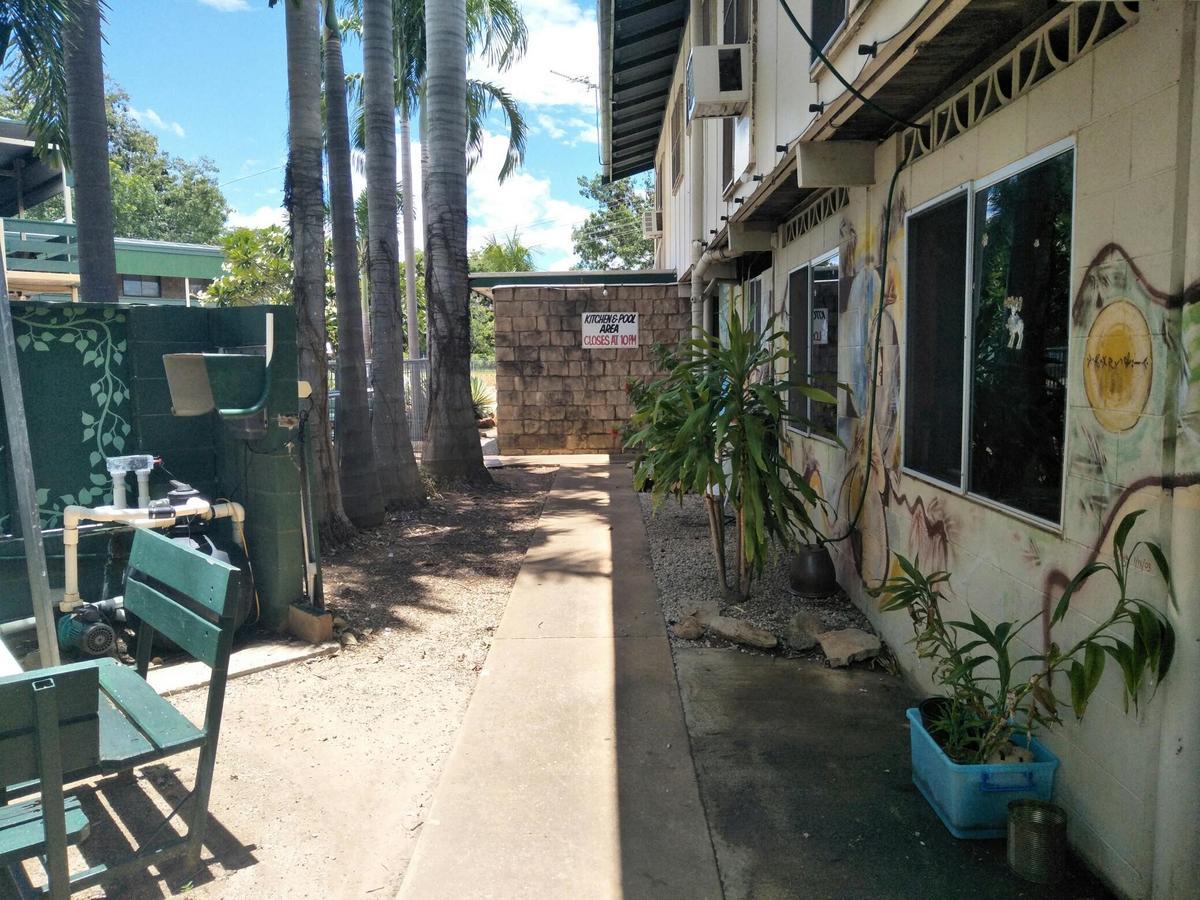 Palm Court Backpackers Hostel Katherine Bagian luar foto