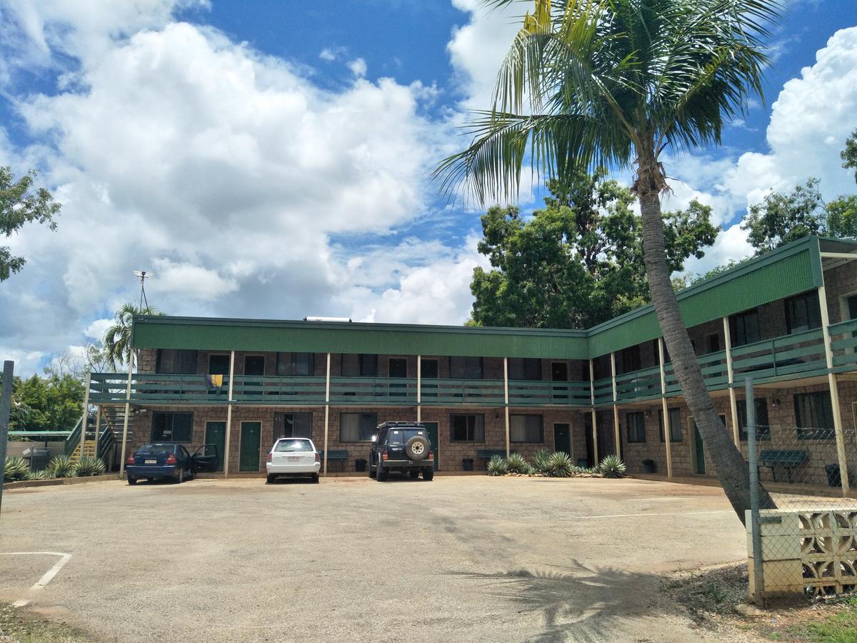 Palm Court Backpackers Hostel Katherine Bagian luar foto