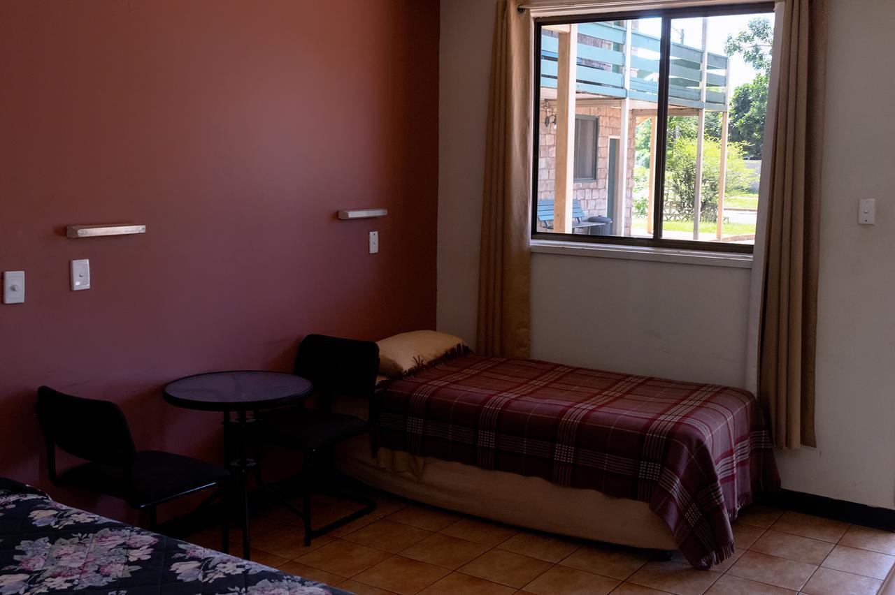 Palm Court Backpackers Hostel Katherine Bagian luar foto