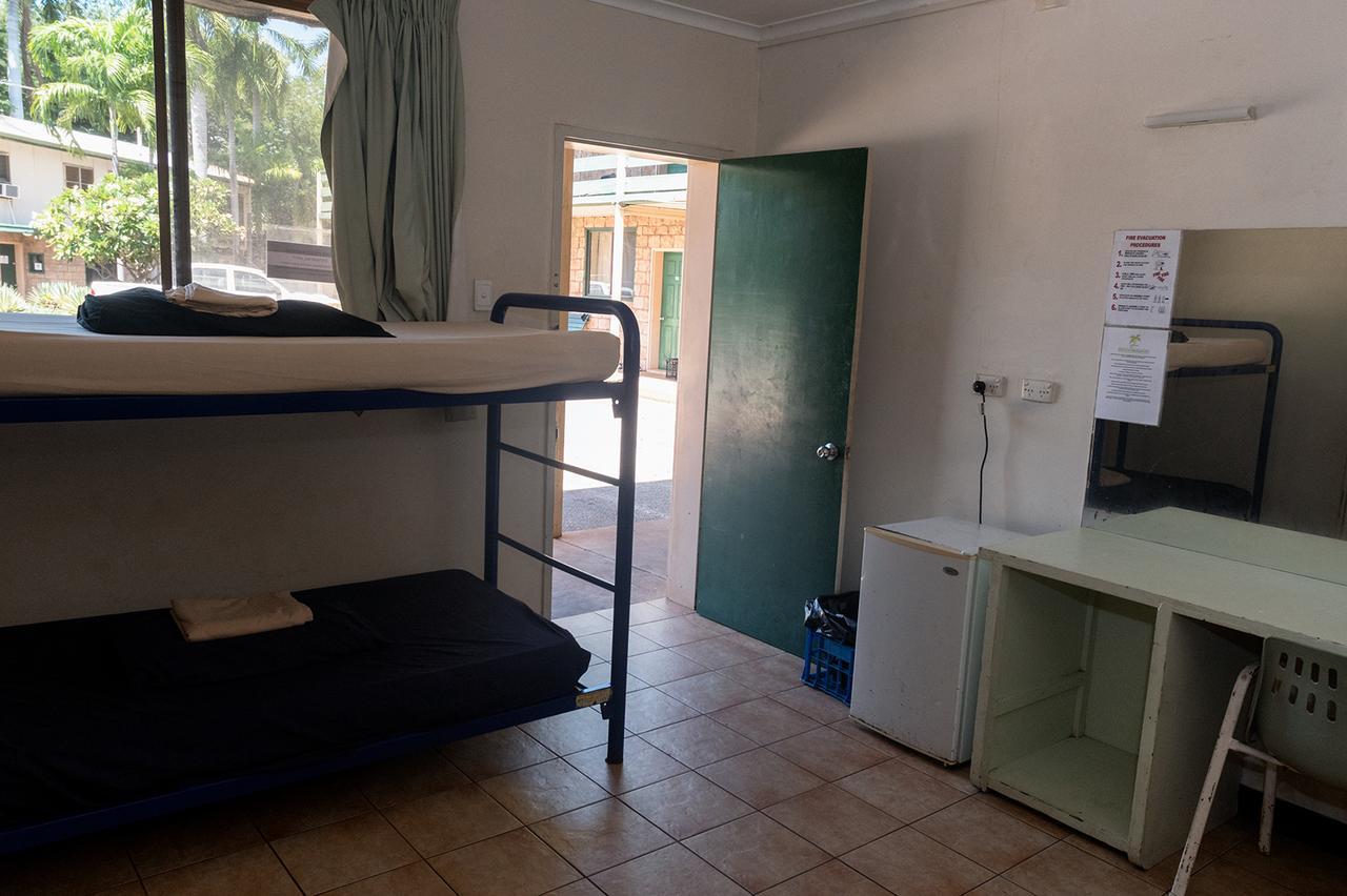 Palm Court Backpackers Hostel Katherine Bagian luar foto