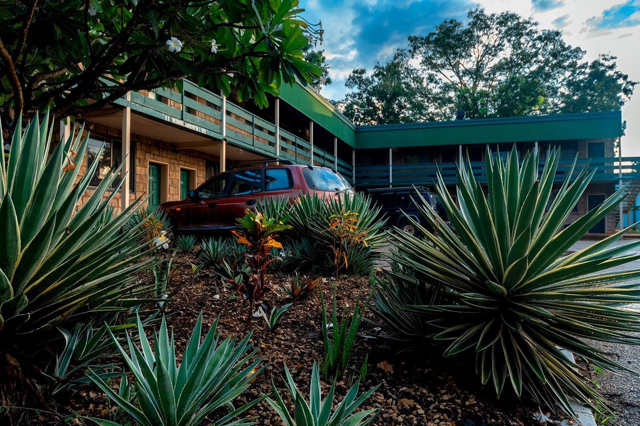 Palm Court Backpackers Hostel Katherine Bagian luar foto