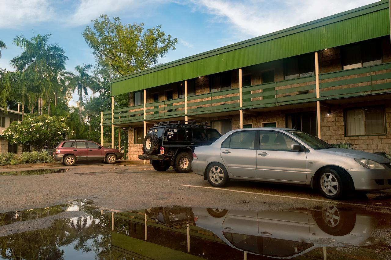 Palm Court Backpackers Hostel Katherine Bagian luar foto