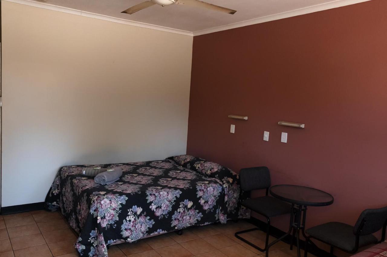 Palm Court Backpackers Hostel Katherine Bagian luar foto